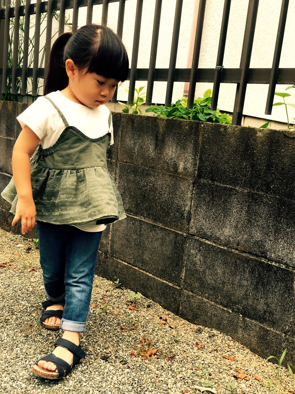 「apreslescours、カーキ、キャミソール重ね着、デニムパンツ、シンプルコーデ、サマンサ モスモス(Samansa Mos2)、おんなのこコーデ、カジュアルコーデ」｜「apres les coursのビスチェレイヤードＴシャツ（Tシャツ/カットソー、グリーン系）」を使った、SAKURA@ぴー妻さん（キッズ・90cm）の夏コーディネートの1枚目の写真