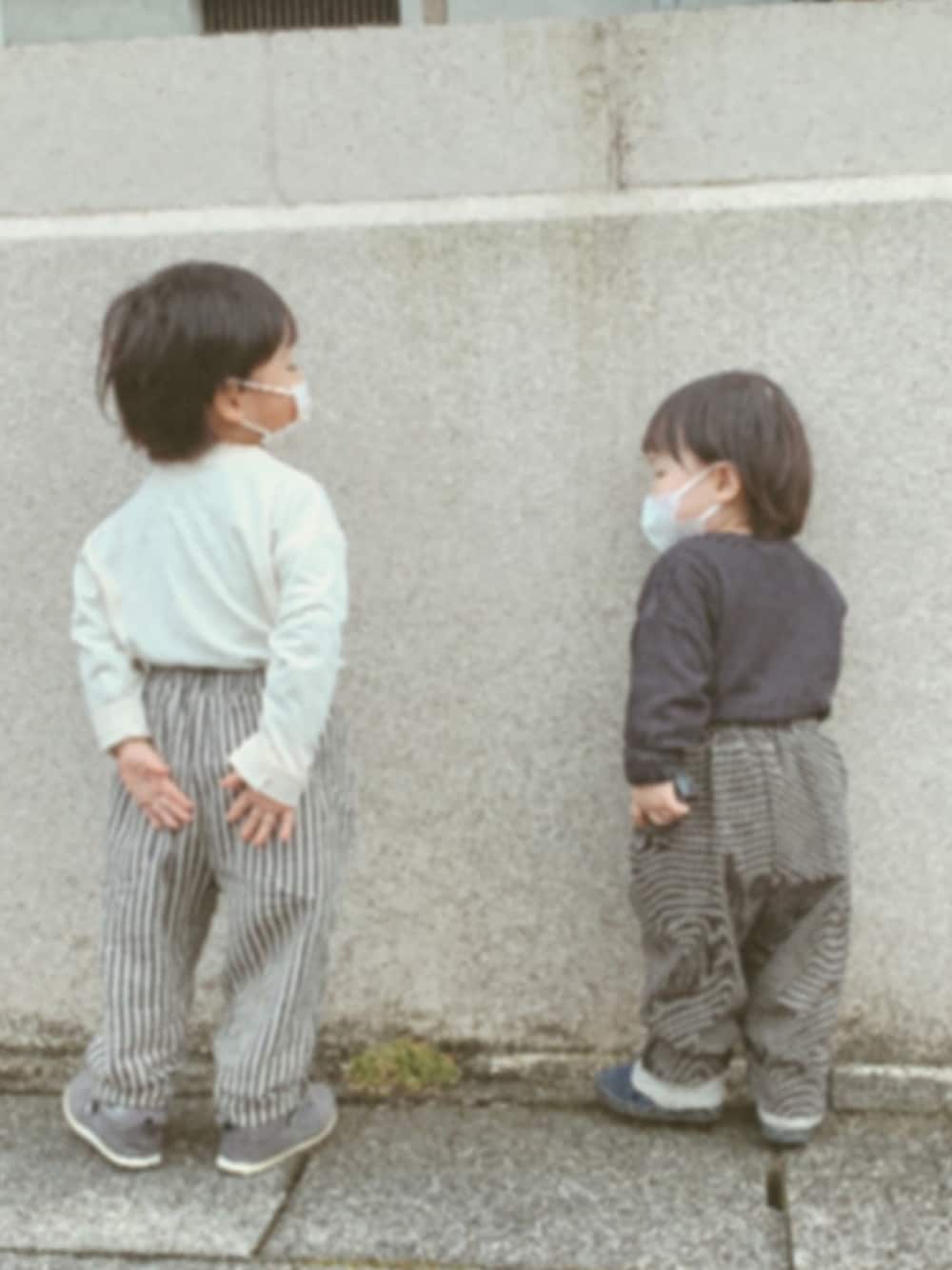 「男の子コーデ、キッズコーデ、モノトーン、シンプルコーデ、春コーデ、モノトーンコーデ、2歳、3歳」｜「pairmanonの【ママとおそろい】長袖 プリント ロンT（Tシャツ/カットソー、ホワイト系）」を使った、n a t s u m iさん（キッズ・153cm）の春コーディネートの1枚目の写真