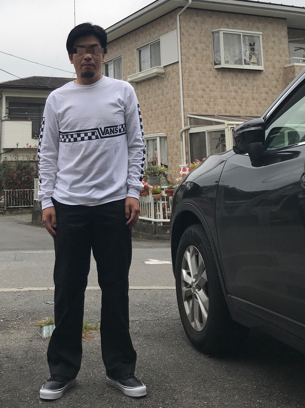 ホワイト系のTシャツ/カットソー、ブラック系のカーゴパンツ、ブラック系のスニーカーを着用したメンズの秋コーディネートの1枚目の写真