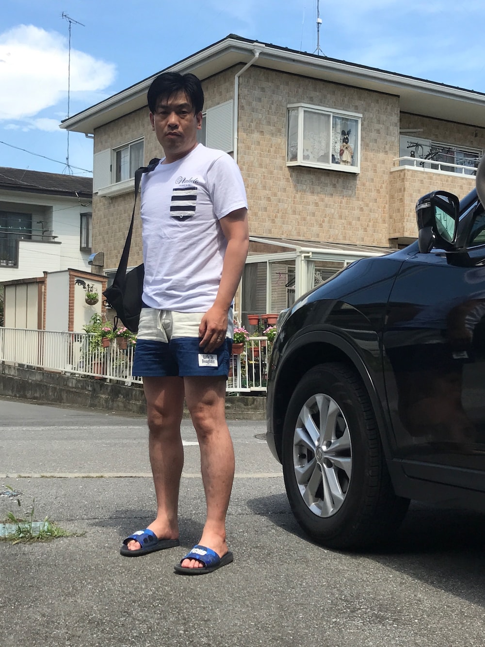 「夏のワントーンコーデ、シンプル、サーフスタイル、夏コーデ、サーフショーツ」｜「NALUTO TRUNKSのNALUTO TRUNKS T-SHIRT（Tシャツ/カットソー、ホワイト系）」を使った、kentsさん（メンズ・173cm）の夏コーディネートの1枚目の写真