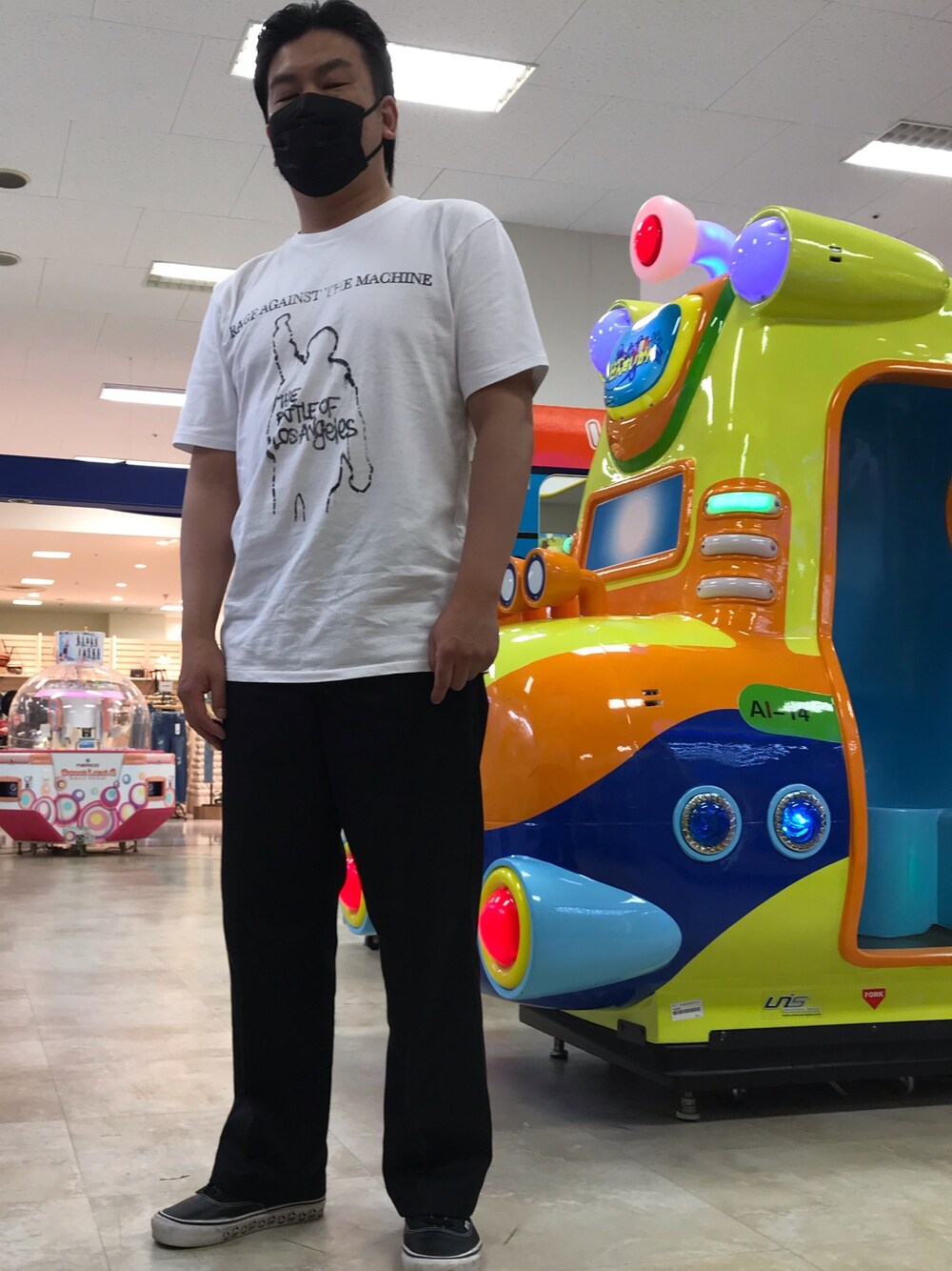 ホワイト系のTシャツ/カットソー、ブラック系のチノパンツ、ブラック系のスニーカーを着用したメンズの夏コーディネートの1枚目の写真