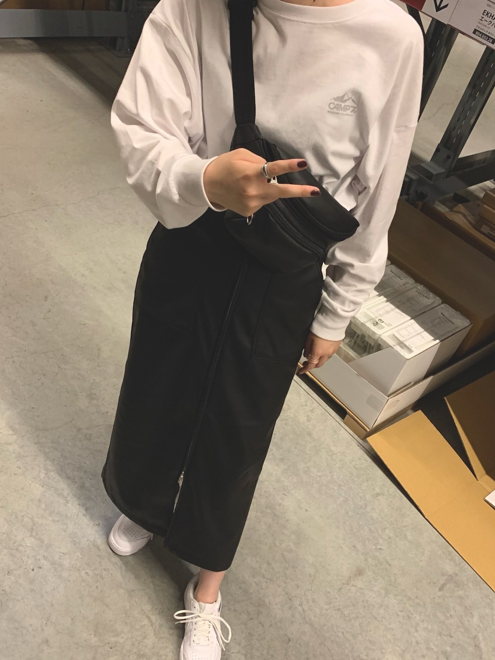 「IKEA、秋服準備はじめました、スニーカーコーデ、スカート×スニーカー、モノトーン」｜「JEANASISのビーガンレザーフロントZIPナロースカート/917858（スカート、ブラック系）」を使った、aiさん（レディース・164cm）の秋コーディネートの1枚目の写真