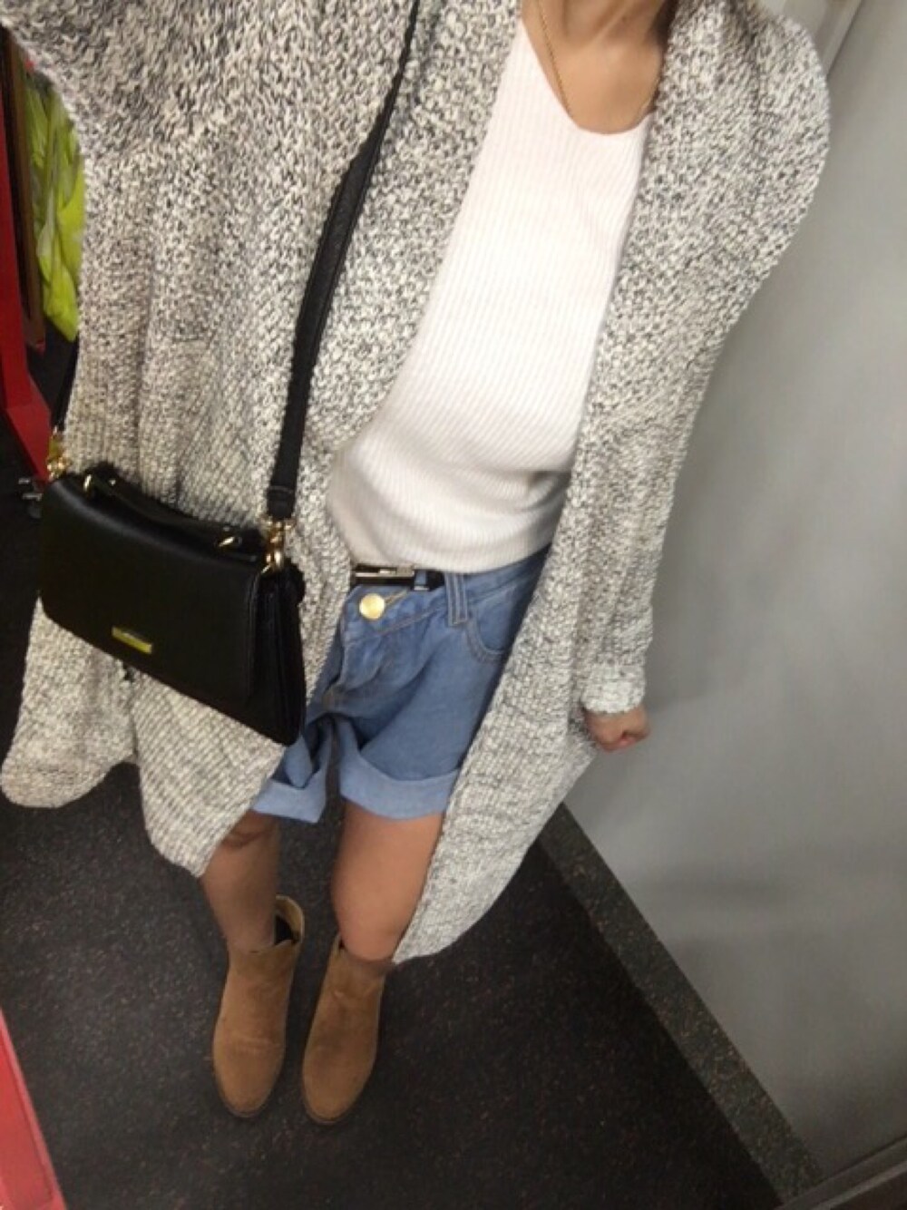 「シンプル、ロングカーディガン、ショートパンツ、デニム、ショートブーツ」｜「salusのアイテム（ブーツ、ブラウン系）」を使った、chimiさん（レディース・153cm）の冬コーディネートの1枚目の写真