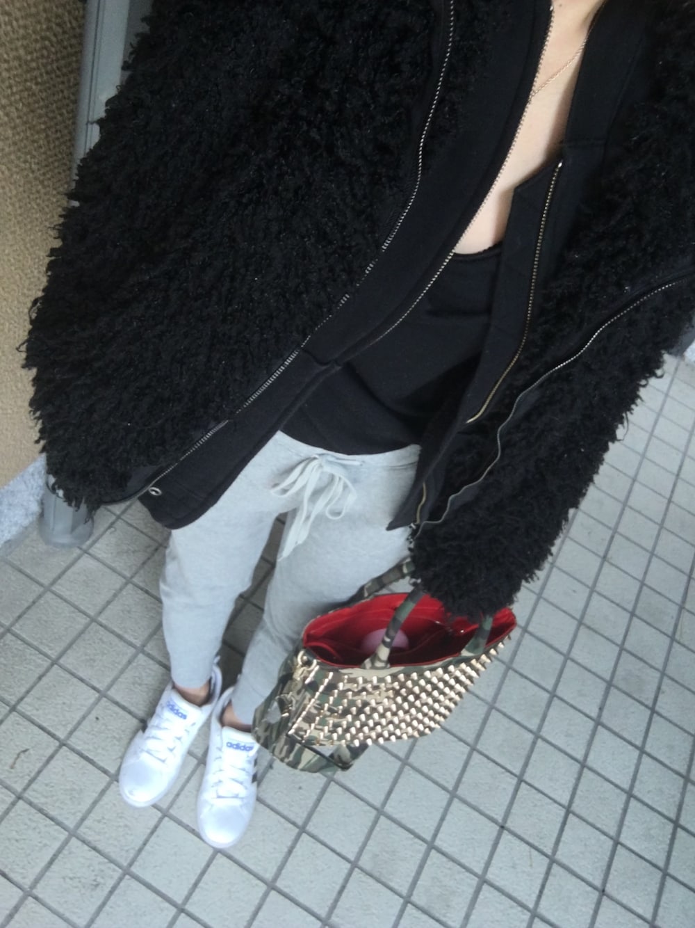 「ブラック、シンプル、カシミヤ、カジュアル、スニーカー、アディダス、スウェット」｜「adidasのレディース adidas アディダス SUPERSTAR RIZE W スーパースターライズＷ S75070 16SP  WTH/BLK/WTH（スニーカー、ホワイト系）」を使った、chimiさん（レディース・153cm）の冬コーディネートの1枚目の写真