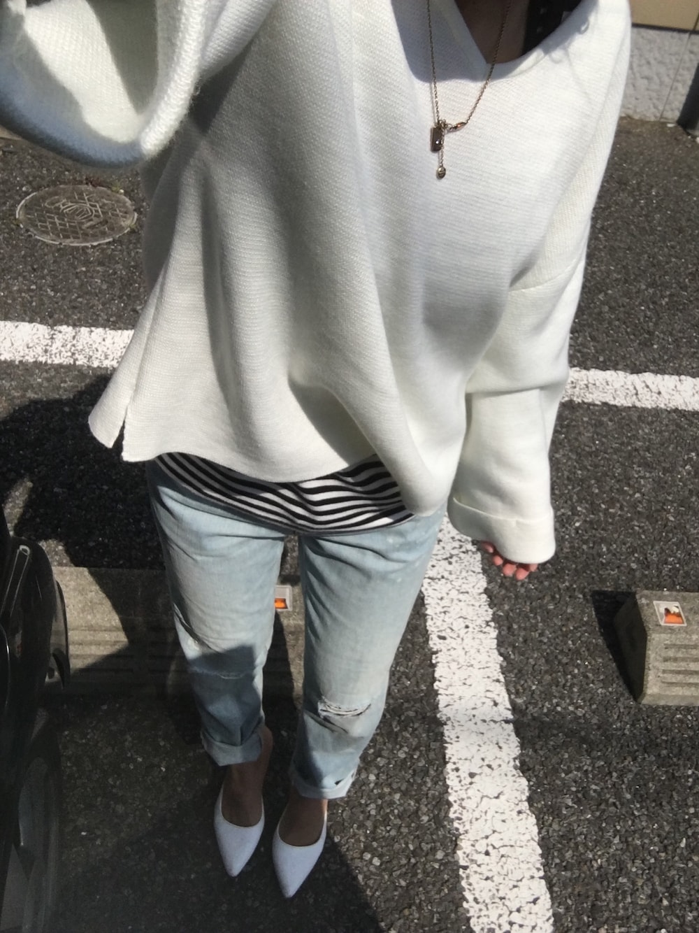 「ダメージデニムパンツ、ボーイズデニム、ボーダー、フレア」｜「GYDAのNEWポインテッドミュール（パンプス、ホワイト系）」を使った、chimiさん（レディース・153cm）の春コーディネートの1枚目の写真