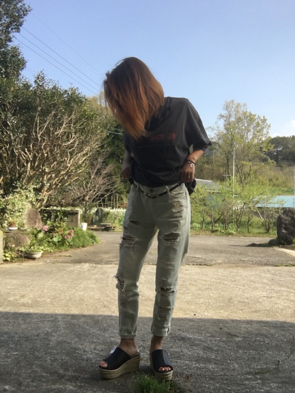 「シンプル、カジュアル、プチプラ、ロック、ダメージデニムパンツ」｜「しまむらのアイテム（サンダル、ブラック系）」を使った、chimiさん（レディース・153cm）の春コーディネートの1枚目の写真