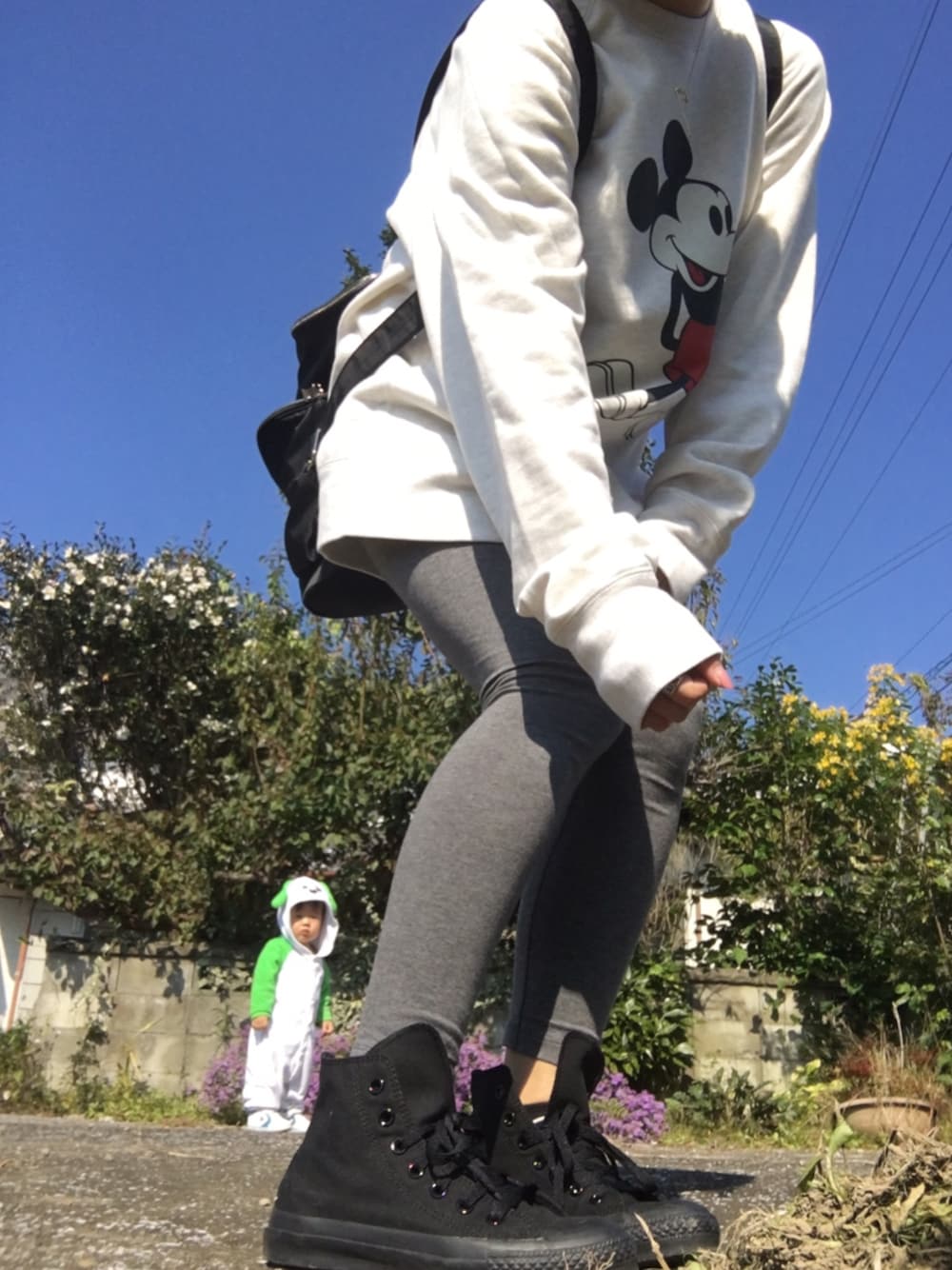 「スニーカー、プチプラ、シンプル、ミッキー、スウェット、コンバース、リュック、UNIQLO」｜「UNIQLOのアイテム（スウェット、ホワイト系）」を使った、chimiさん（レディース・153cm）の冬コーディネートの1枚目の写真