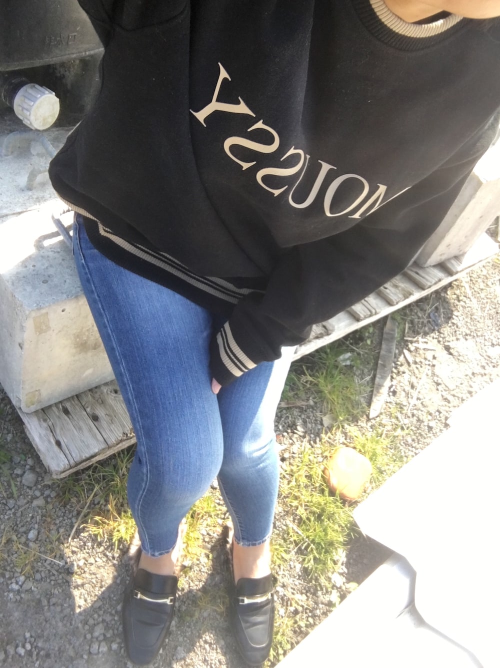 「大人カジュアル、シンプルコーデ、パンツスタイル、ootd、デニム、スウエット、moussy、ブラック、エスパドリーユ」｜「GUのアイテム（ブーティ、ブラック系）」を使った、chimiさん（レディース・153cm）の冬コーディネートの1枚目の写真