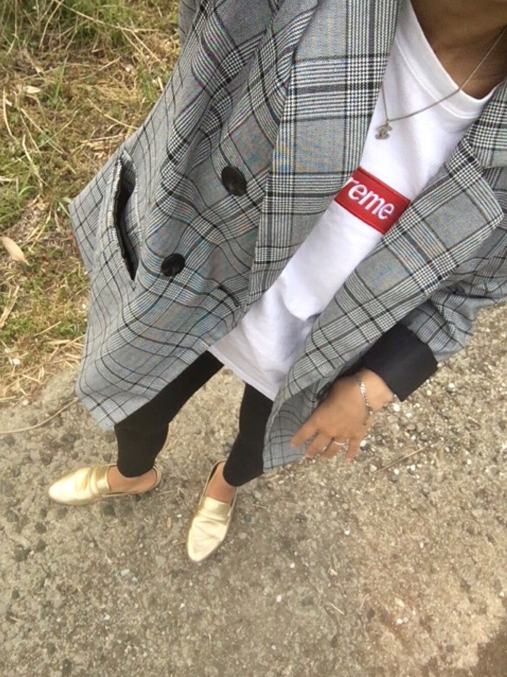 「ジャケット、グレンチェック、チェックシャツ、シュプリーム、supreme、リブレギンス、レギンス、カジュアル、ブチプラ、ootd」｜「H&Mのアイテム（スリッポン、ゴールド系）」を使った、chimiさん（レディース・153cm）の春コーディネートの1枚目の写真