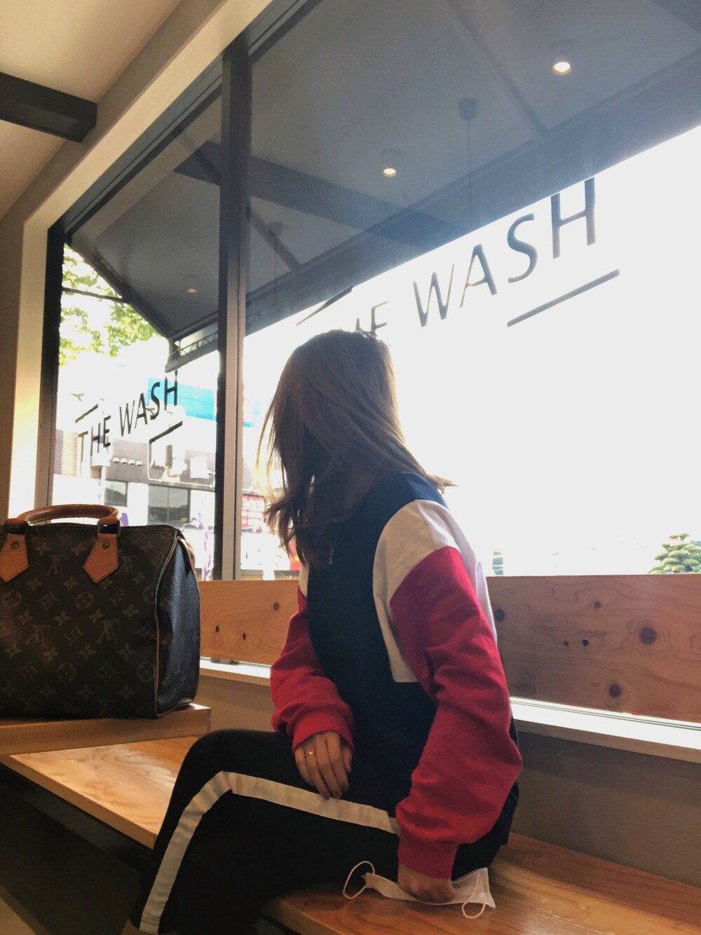 「秋冬、パンツスタイル、ラインパンツ、スウェット、エイチアンドエム、プチプラ、低身長、スピーディ、ヴィトンバッグ、ママファッション」｜「H&Mのアイテム（スウェット、レッド系）」を使った、chimiさん（レディース・153cm）の秋コーディネートの1枚目の写真