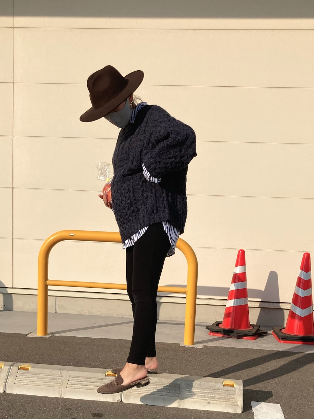 「オトナカジュアル、ラクチンコーデ、冬、シンプル、カジュアル、オーバーサイズ、きれいめカジュアル、ootd、シャツスタイル、レイヤードスタイル」｜「Rodeo Crownsのカスタム ケーブル ニット（ニット/セーター、ブルー系）」を使った、chimiさん（レディース・153cm）の冬コーディネートの1枚目の写真