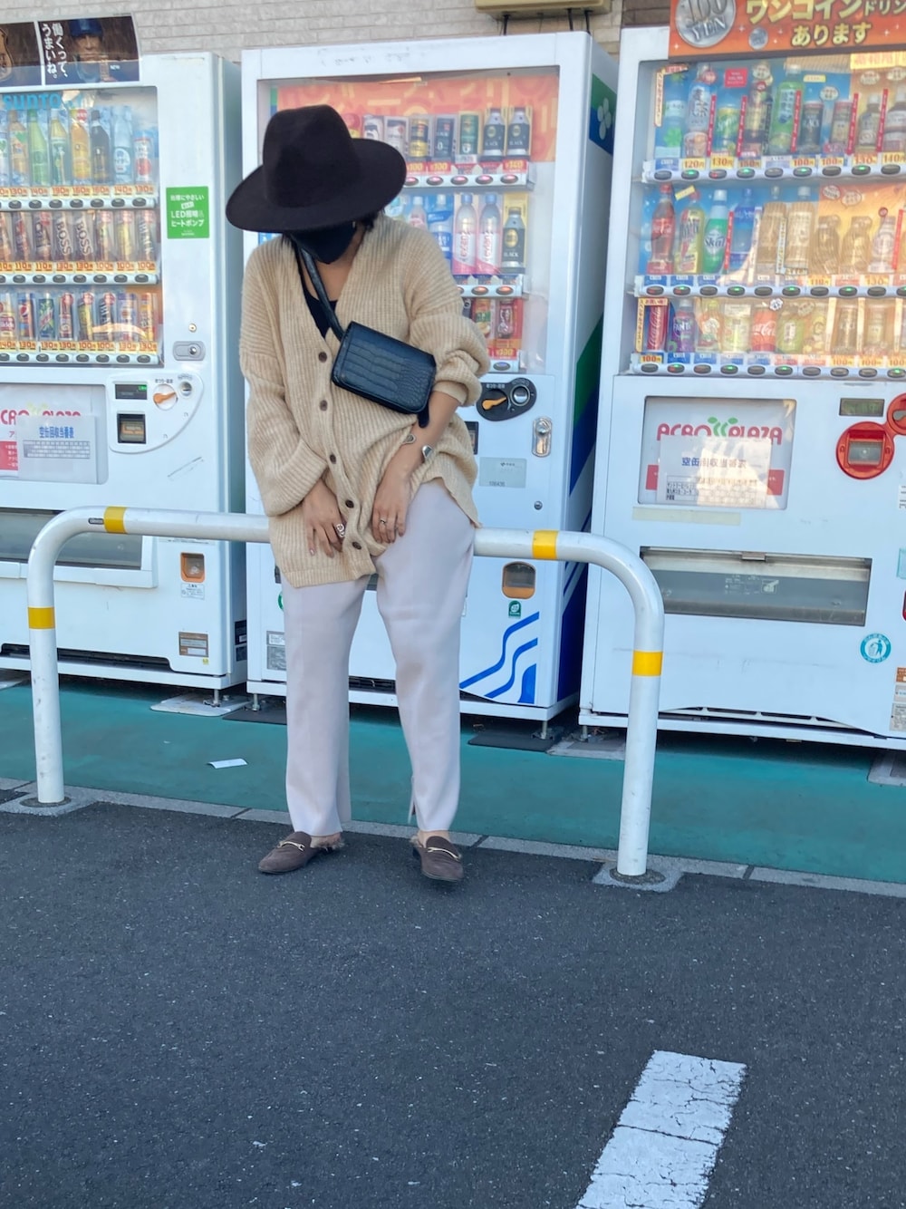 「オトナカジュアル、冬、ラクチンコーデ、カジュアル、シンプル、カーディガン、ジーユー、GU、モノトーン、ベージュコーデ」｜「GUのカットソーフレアパンツZ+X（パンツ、ベージュ系）」を使った、chimiさん（レディース・153cm）の冬コーディネートの1枚目の写真