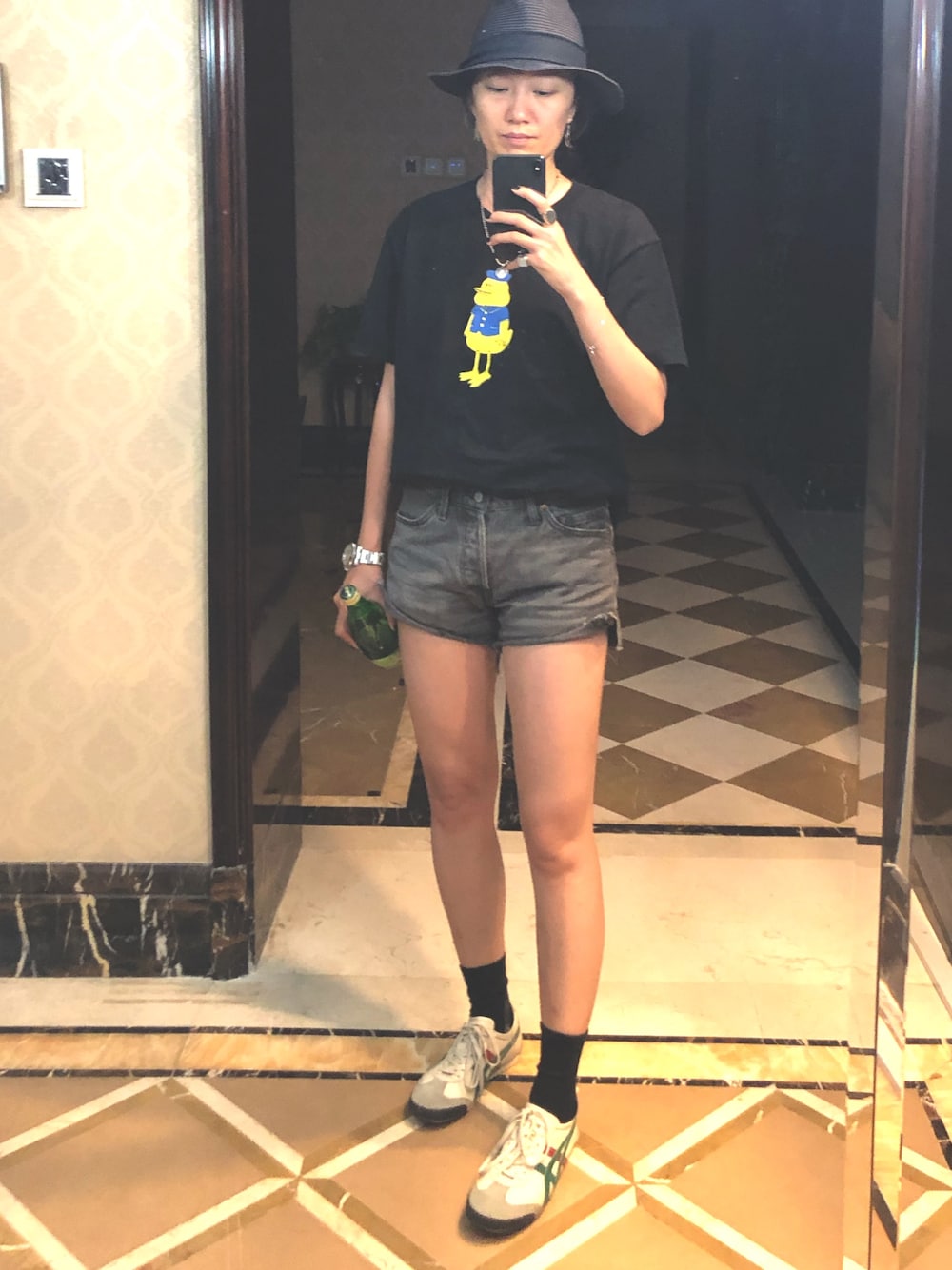 ブラック系のTシャツ/カットソー、グレー系のカーゴパンツ、その他のスニーカーを着用したレディースの秋コーディネートの1枚目の写真