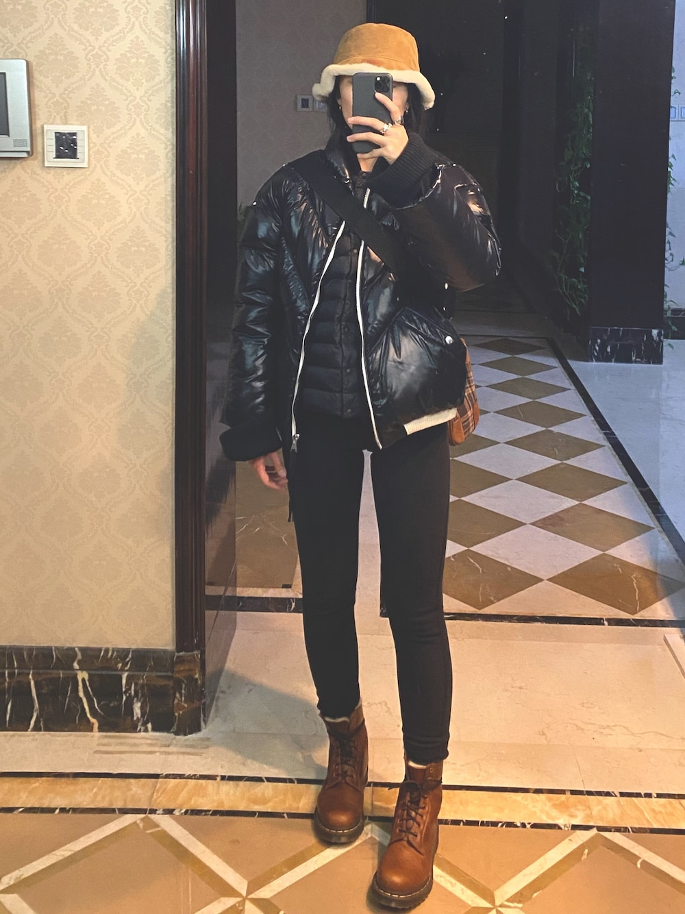 「MONCLERのアイテム（ダウンジャケット/コート、ブラック系）」を使った、ray1234さん（レディース・165cm）の冬コーディネートの1枚目の写真