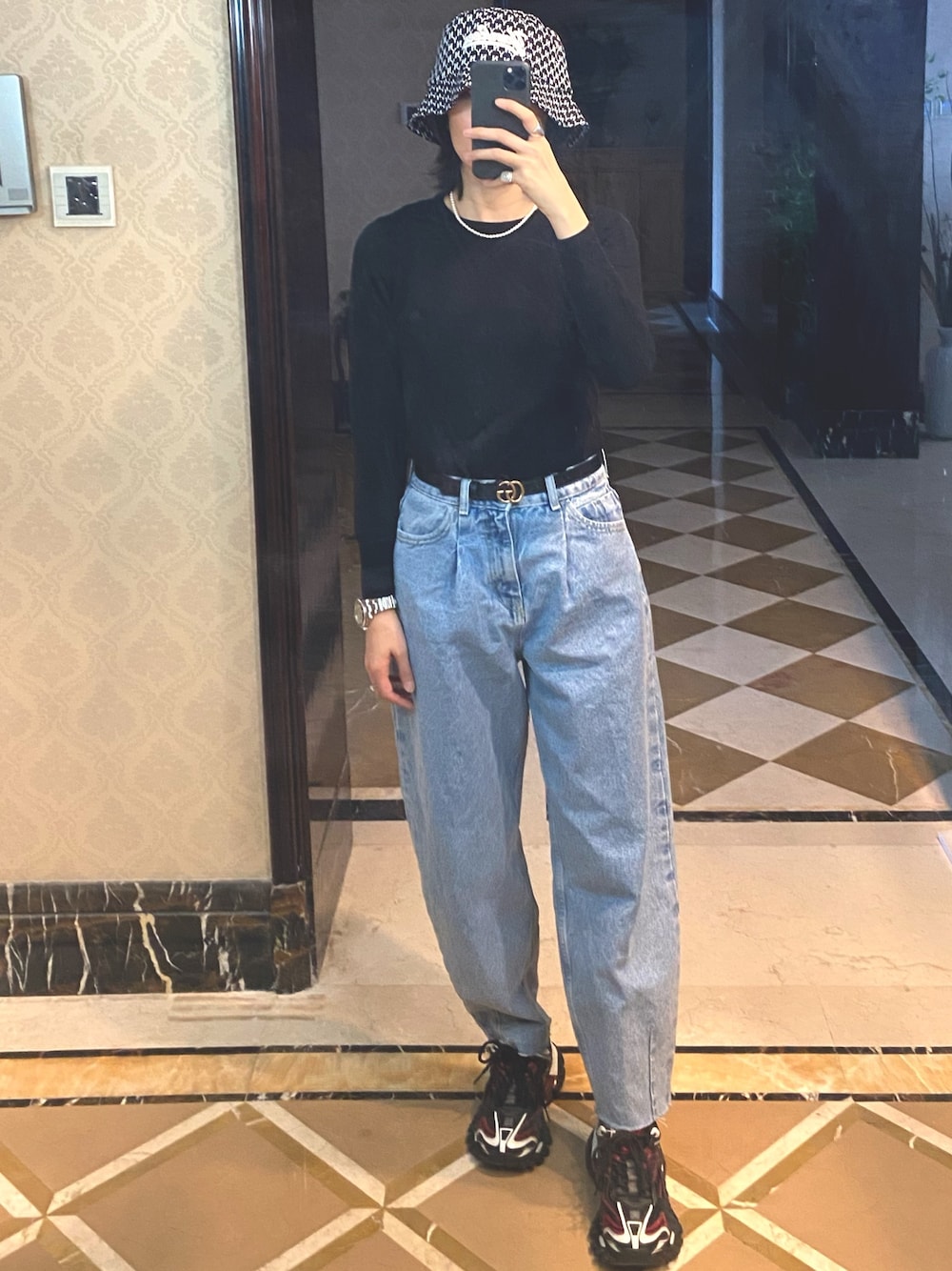 「M&Mのアイテム（ニット/セーター、ブラック系）」を使った、ray1234さん（レディース・165cm）の春コーディネートの1枚目の写真