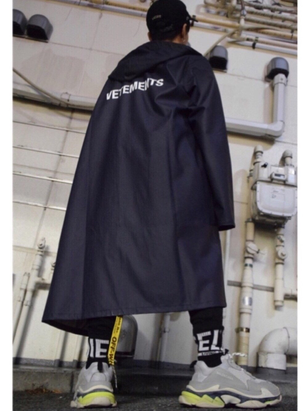 「ちび、雨にも負けず、vetements、BALENCIAGA、m+rc noir、Myrule」｜「LACOSTEのLACOSTE (ラコステ) 『L』logo twill cap Lロゴツイルキャップ（キャップ、ブラック系）」を使った、たさん（メンズ・166cm）の秋コーディネートの1枚目の写真