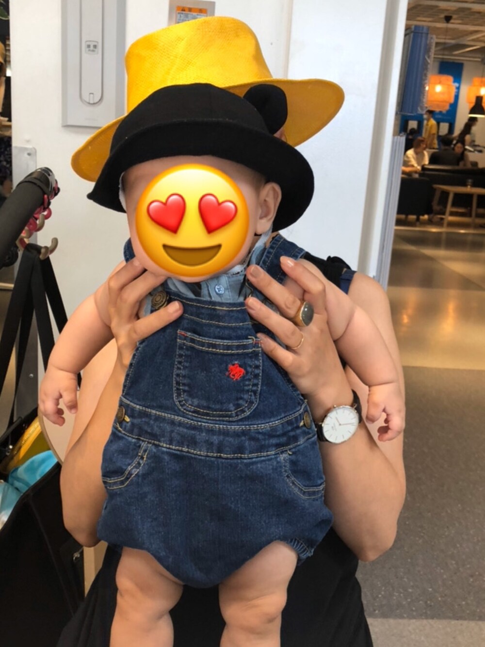 ブラック系のワンピース、シルバー系のアナログ腕時計、イエロー系のハットを着用したレディースの秋コーディネートの1枚目の写真