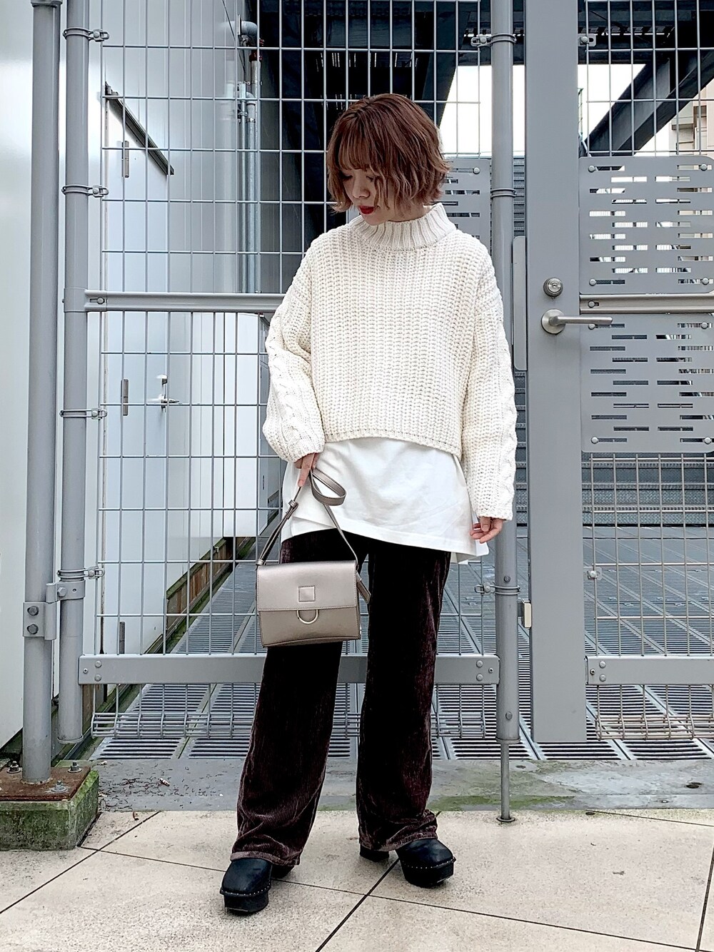 ホワイト系のニット/セーター、ホワイト系のTシャツ/カットソー、その他のショルダーバッグを着用したレディースの秋コーディネートの1枚目の写真