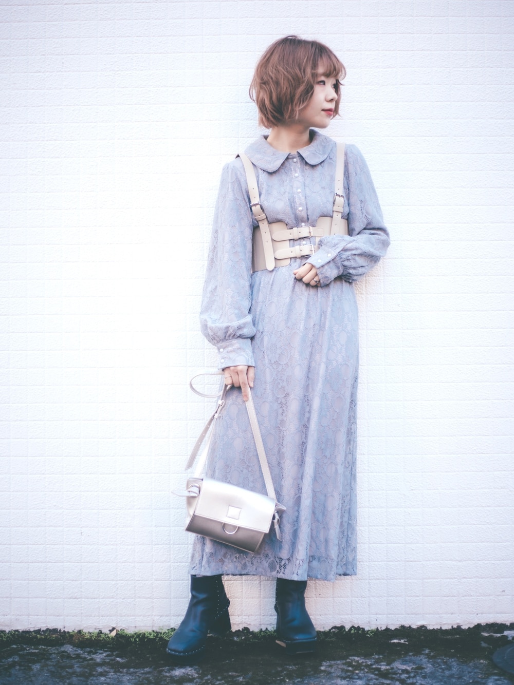 その他のショルダーバッグ、グレー系のワンピース、ブラック系のブーツを着用したレディースの秋コーディネートの1枚目の写真