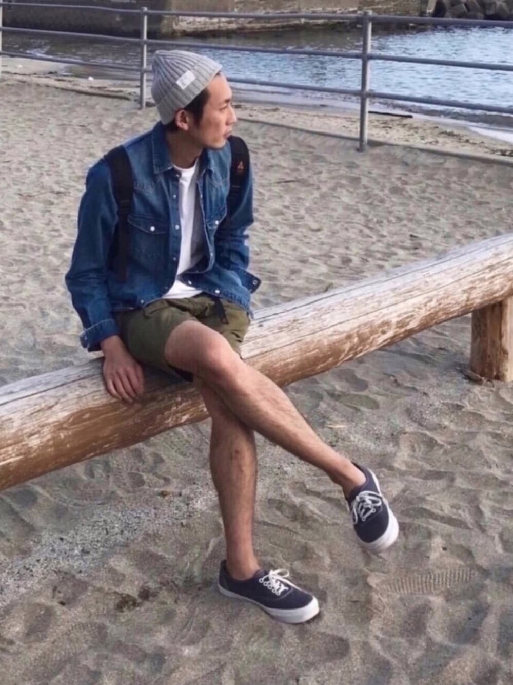 ブルー系のシャツ/ブラウス、ホワイト系のTシャツ/カットソー、グリーン系のその他パンツを着用したメンズの春コーディネートの1枚目の写真