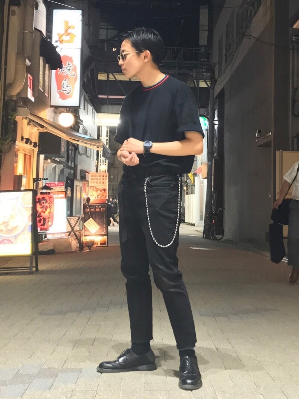 ブラック系のTシャツ/カットソー、ブラック系のデニムパンツ、ブラック系のTシャツ/カットソーを着用したメンズの夏コーディネートの1枚目の写真