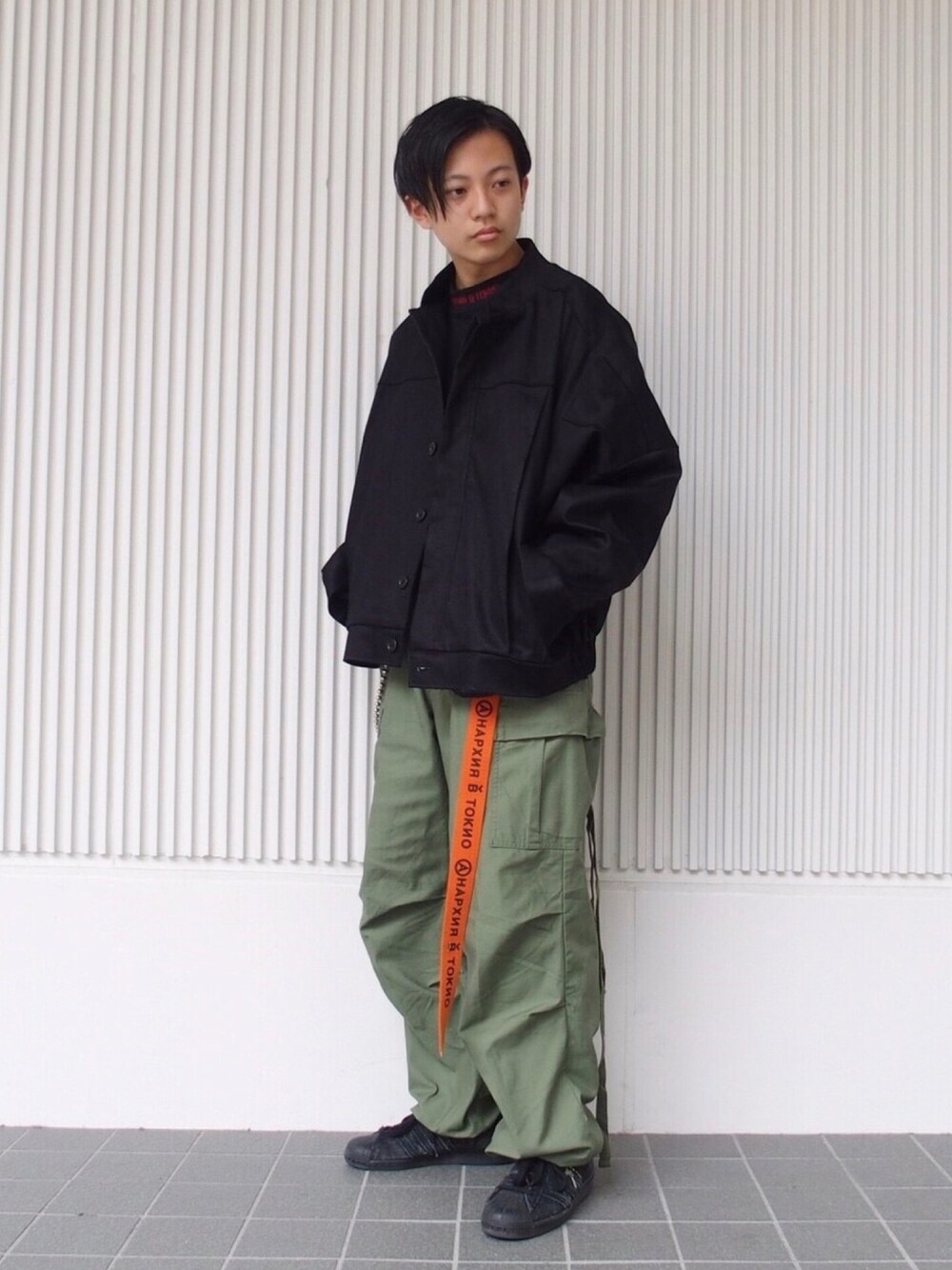 ブラック系のブルゾン、グリーン系のその他パンツ、ホワイト系のTシャツ/カットソーを着用したメンズの秋コーディネートの1枚目の写真