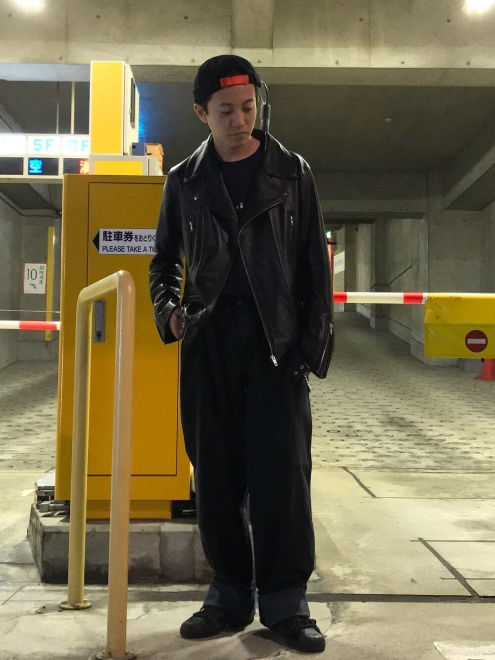 「ライダース、秋のコーデ、秋服、スニーカー、ブラックコーデ、デニム、ワイドパンツ、黒、ツバなしキャップ、ストリート」｜「WHO'S WHO galleryのラムレザーWライダース（ライダースジャケット、ブラック系）」を使った、kento fujiwara さん（メンズ・166cm）の秋コーディネートの1枚目の写真