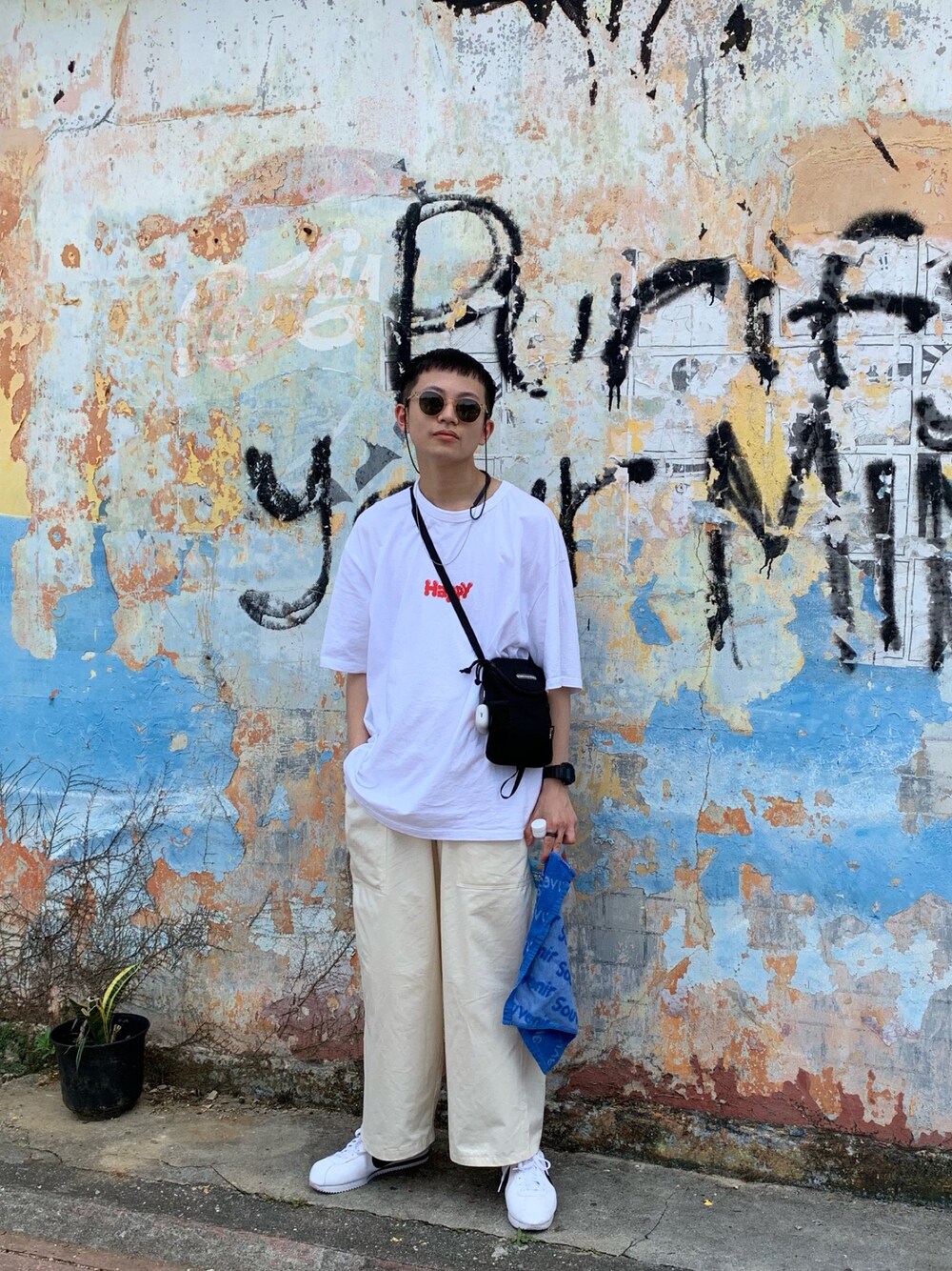 ホワイト系のその他パンツ、ホワイト系のスニーカー、ベージュ系のサングラスを着用したメンズの秋コーディネートの1枚目の写真