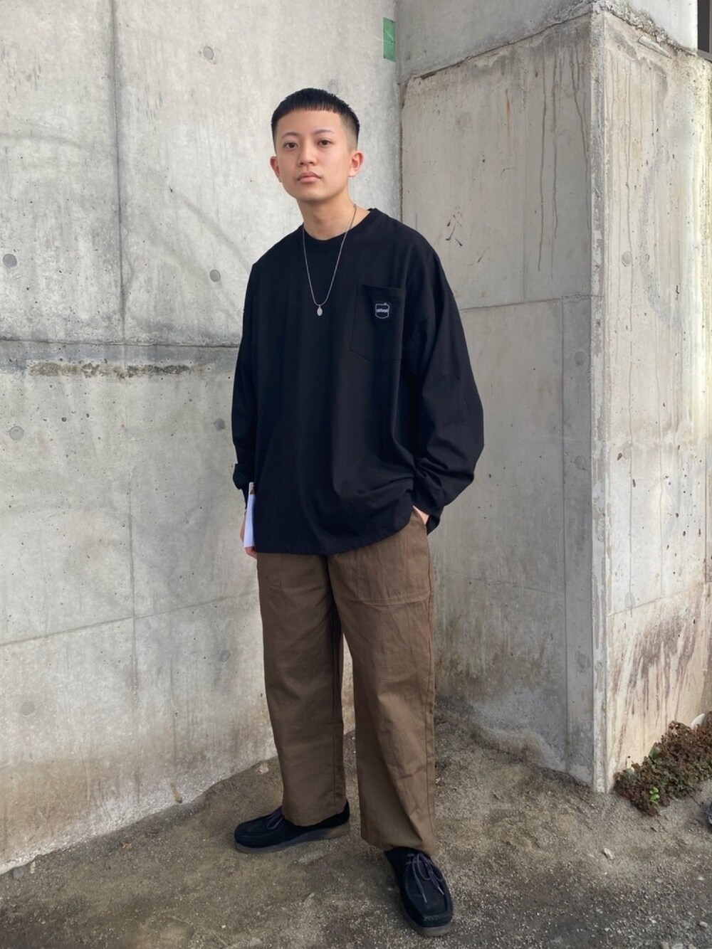 ブラック系のTシャツ/カットソー、ホワイト系のその他パンツを着用したメンズの春コーディネートの1枚目の写真