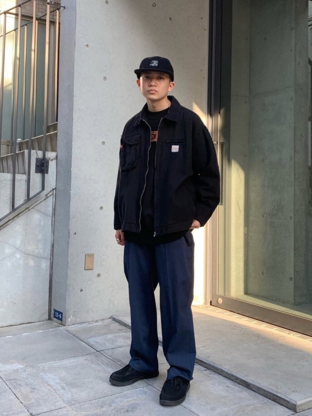 「秋コーデ、ビッグシルエット、オーバーサイズ、スタッフセンバツ、ストリート、カバーオール、ワーク、シンプル、シンプルスタイル、ブルゾン」｜「WHO'S WHO galleryの【KOOKY'N/クーキー】 ダックジップカバーオール（カバーオール、ブラック系）」を使った、kento fujiwara さん（メンズ・166cm）の秋コーディネートの1枚目の写真