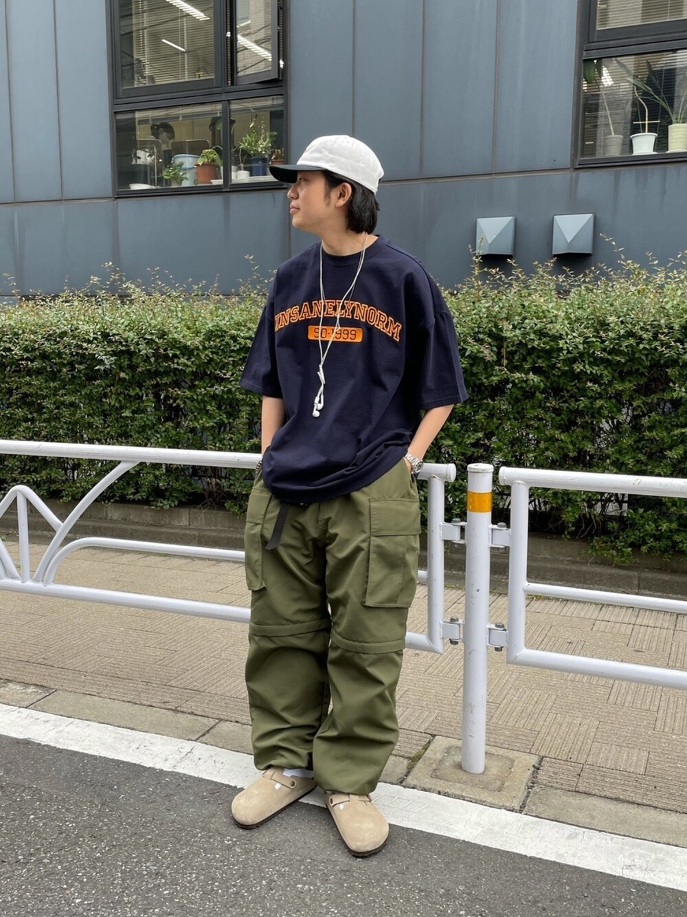 「シンプルコーデ、サンダル、休日コーデ、ゆるコーデ、スタッフセンバツ、ストリート、低身長コーデ、カーゴパンツ、ワイドパンツ、夏コーデ」｜「WHO'S WHO galleryの【KOOKY'N/クーキー】ウォームアップカレッジTEE（Tシャツ/カットソー、ブルー系）」を使った、kento fujiwara さん（メンズ・166cm）の春コーディネートの1枚目の写真