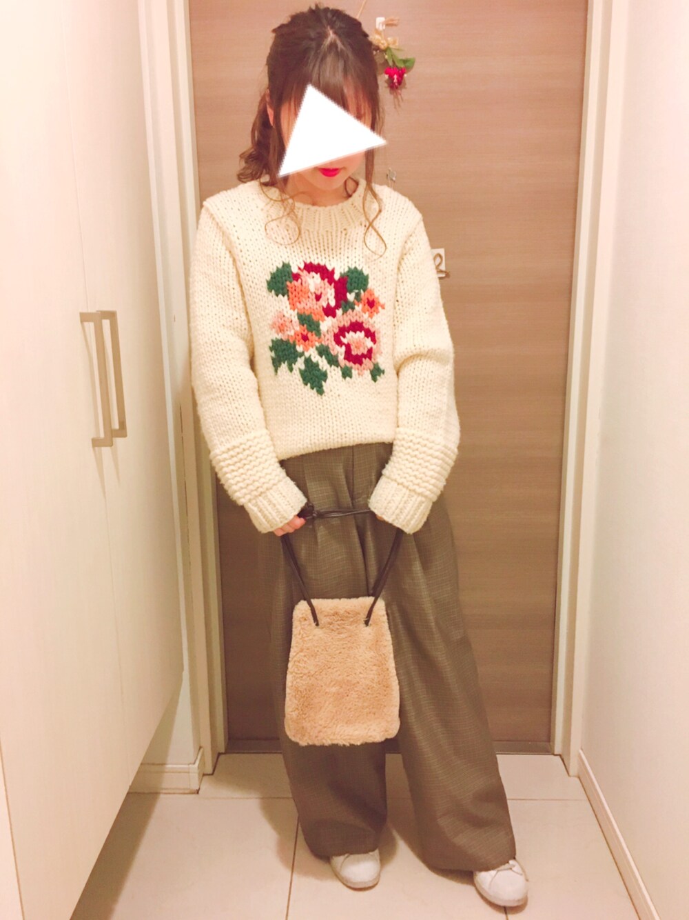 「シンプル、スニーカー、チェックパンツ、花柄、adidas、ニット」｜「Dot＆Stripes CHILD WOMANのW/AC多本どり　手編みインターシャプルオーバー（ニット/セーター、ホワイト系）」を使った、mika▶︎▷さん（レディース・153cm）の冬コーディネートの1枚目の写真