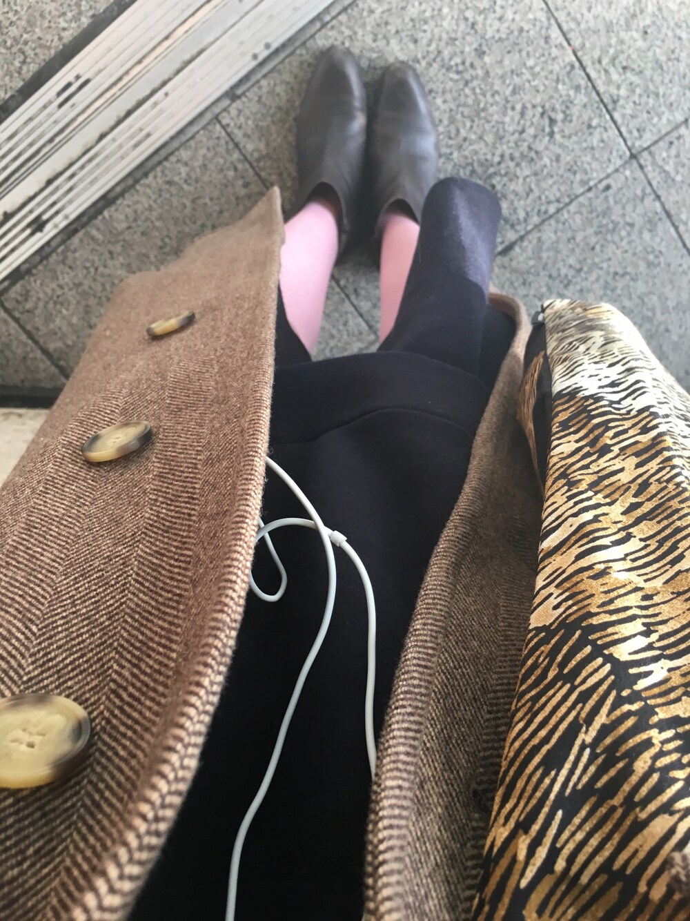 ブルー系のワンピース、ブラウン系のブーティ、ブラウン系のその他アウターを着用したレディースの秋コーディネートの1枚目の写真