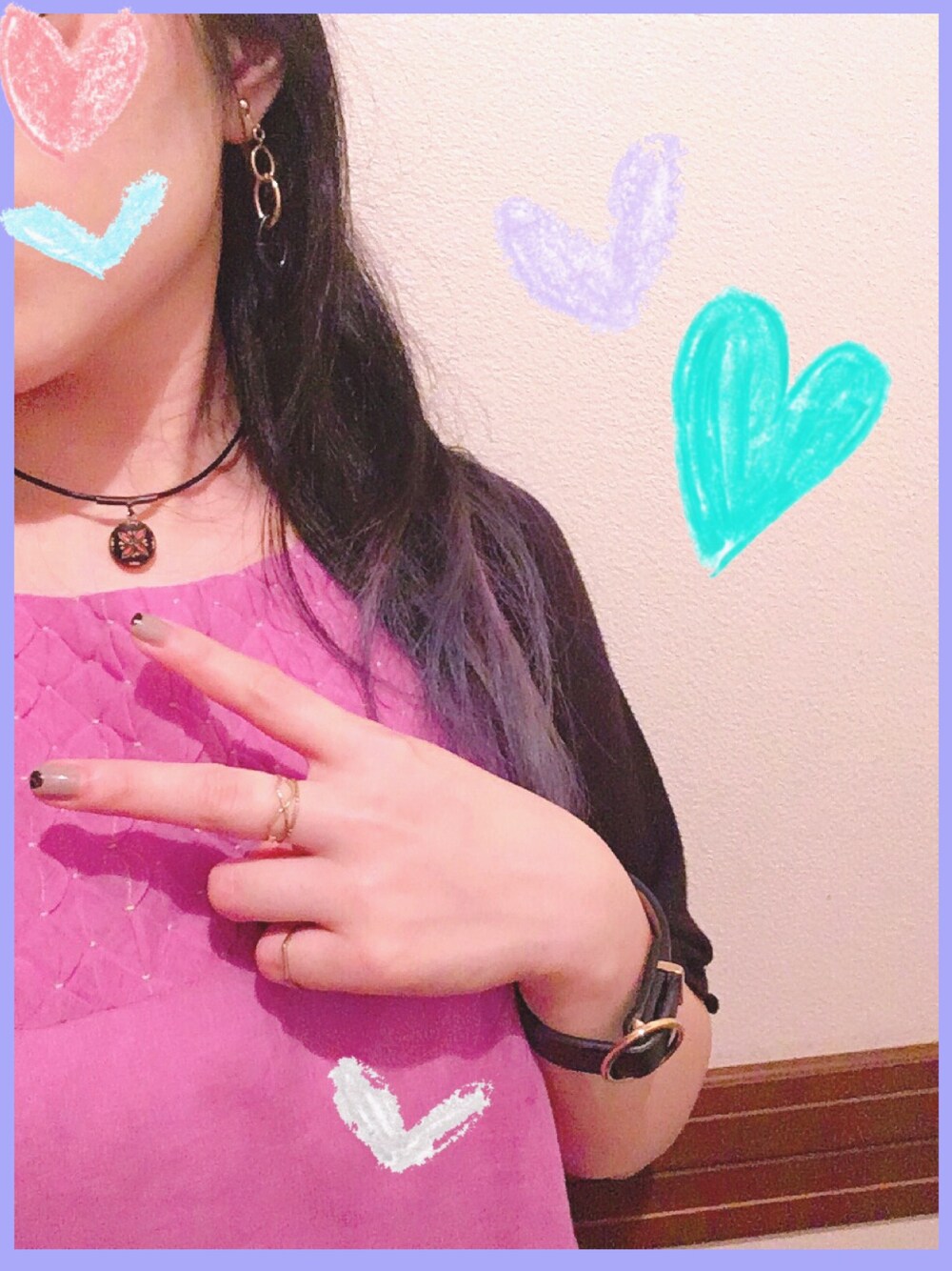 パープル系のワンピース、ブラック系のカーディガン/ボレロ、ブラック系のイヤリングを着用したレディースの夏コーディネートの1枚目の写真