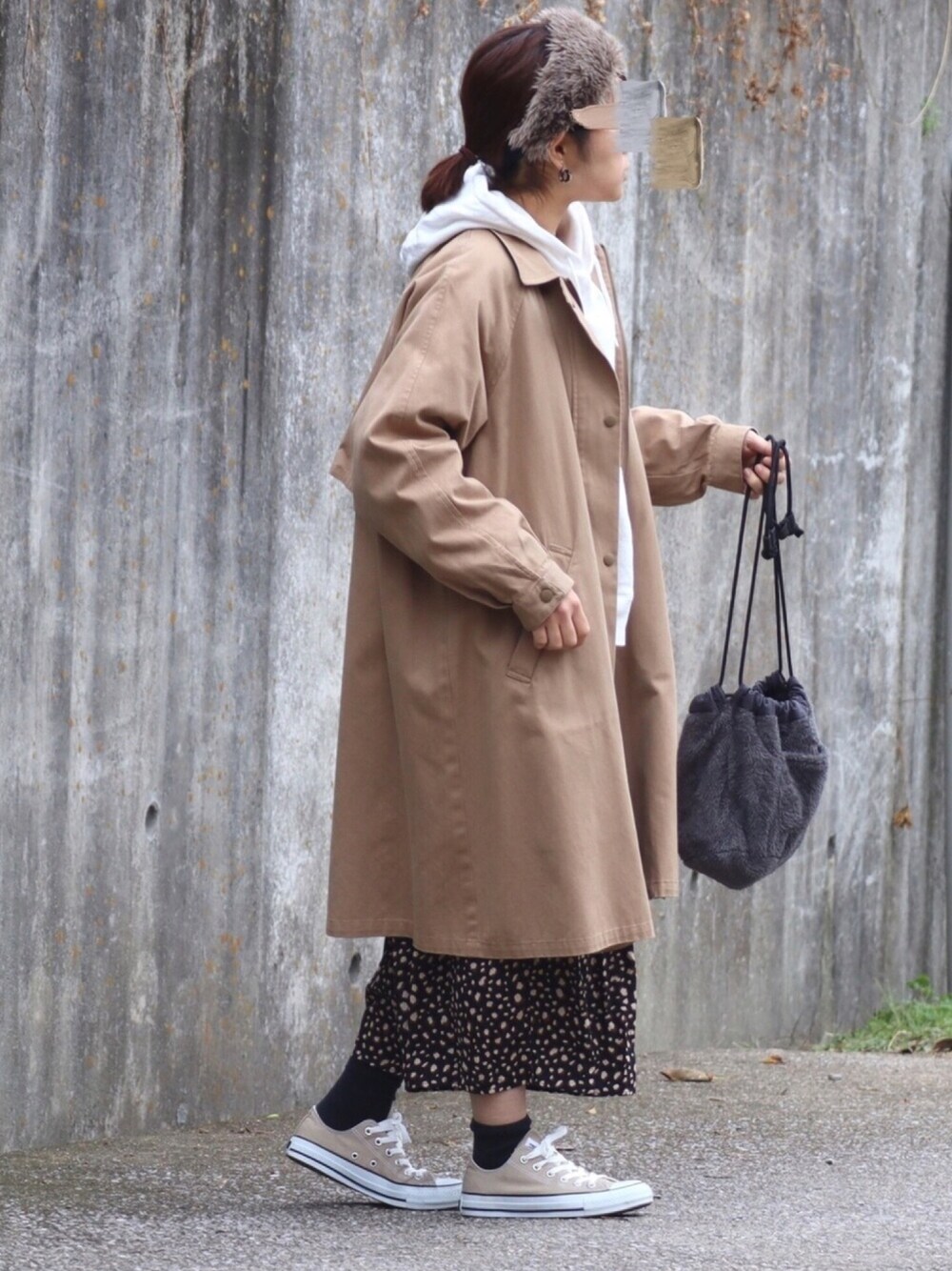 ベージュ系のその他アウター、ホワイト系のパーカー、グレー系のショルダーバッグを着用したレディースの秋コーディネートの1枚目の写真