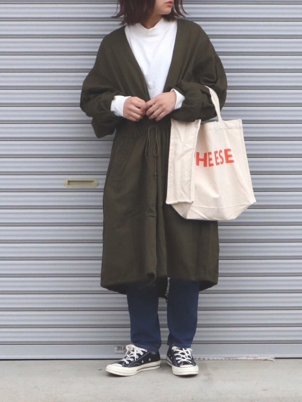 「お気に入りの服でデートに行こう、オトナカジュアル、パンツスタイル、シンプル、シンプルコーデ、春、カジュアル、ガスコート、カーキ、デニムパンツ」｜「Kastaneのミリタリーガスコート（ミリタリージャケット、グリーン系）」を使った、ともさん（レディース・153cm）の冬コーディネートの1枚目の写真