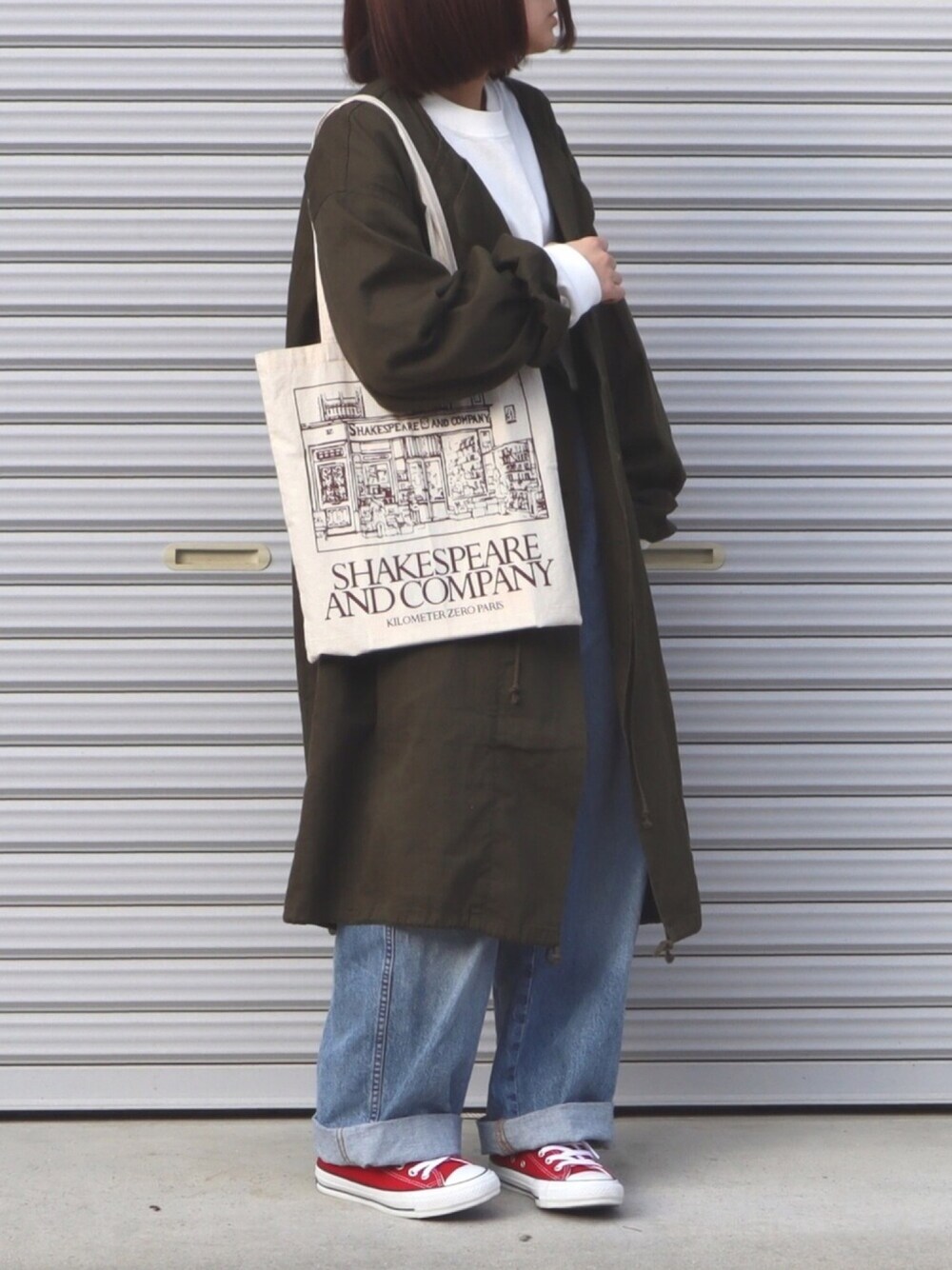 「はるコーデ、春コーデ、春、ユニクロコーデ、カジュアル、デニムパンツ、着回しコーデ、赤コンバース、トートバッグ」｜「Kastaneのミリタリーガスコート（ミリタリージャケット、グリーン系）」を使った、ともさん（レディース・153cm）の冬コーディネートの1枚目の写真