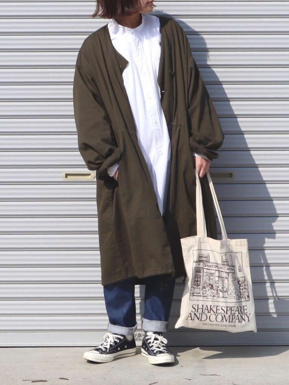 「シンプルコーデ、パンツスタイル、スニーカー、春、春コーデ、白シャツ、トートバッグ、メンズライク、デニムパンツ」｜「Kastaneのミリタリーガスコート（ミリタリージャケット、グリーン系）」を使った、ともさん（レディース・153cm）の春コーディネートの1枚目の写真