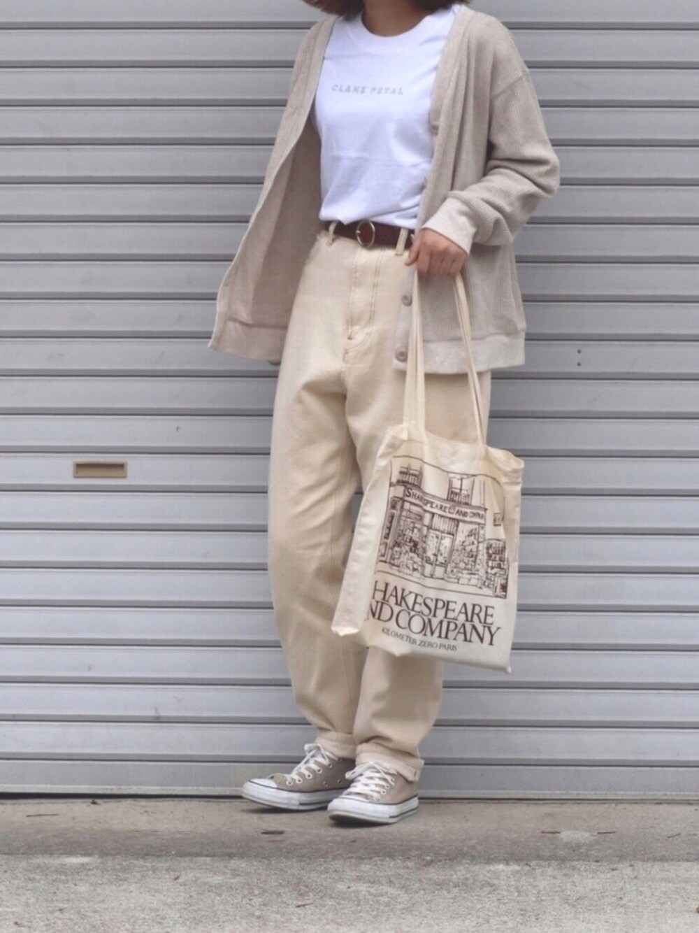 「ワントーンコーデ、春夏コーデ、令和初コーデ、パンツスタイル、シンプル、ロゴT、ベージュ、ホワイト、Tシャツ」｜「UNIQLOのワッフルVネックカーディガン（長袖）（カーディガン/ボレロ、ベージュ系）」を使った、ともさん（レディース・153cm）の春コーディネートの1枚目の写真