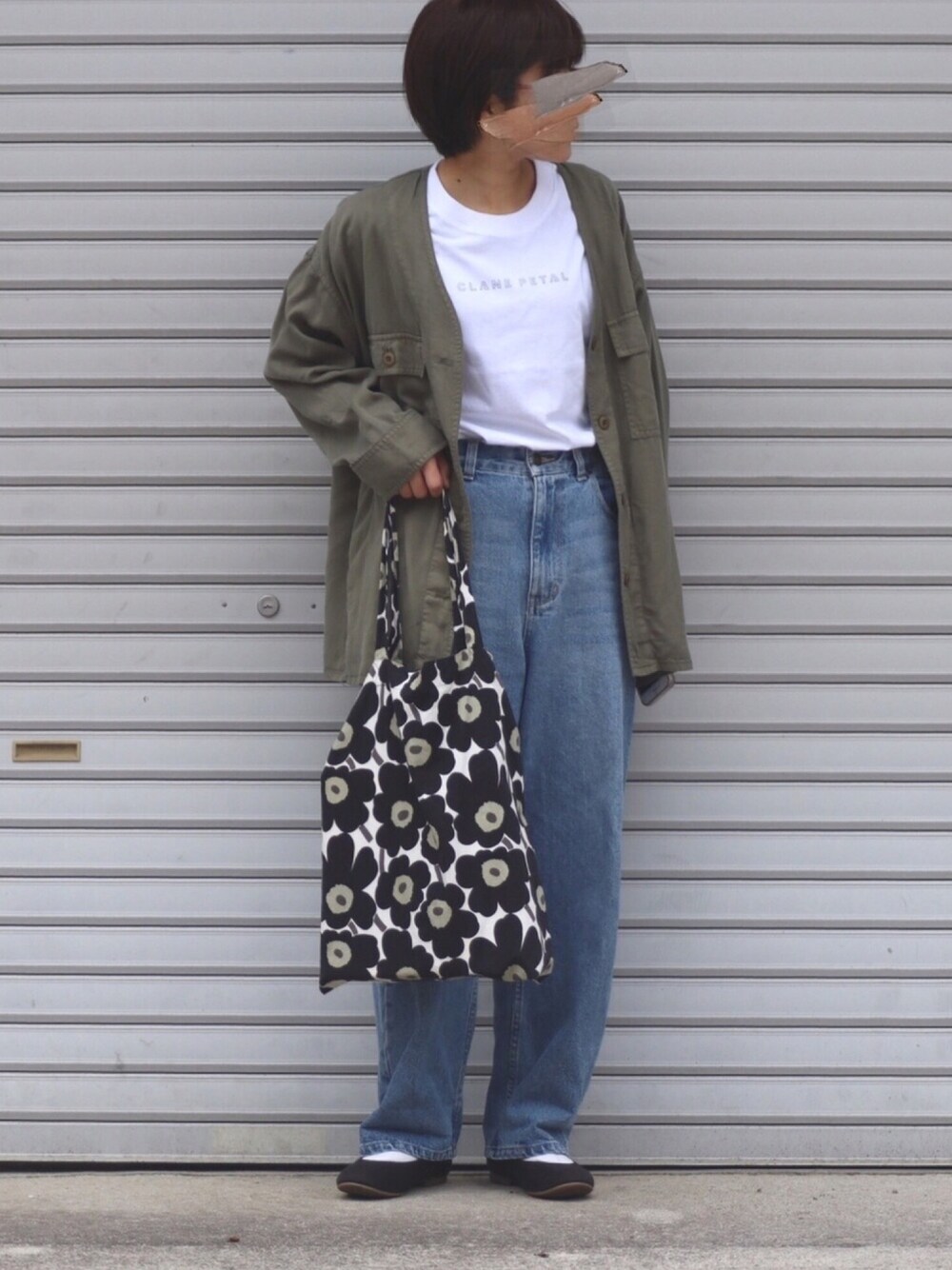 「カジュアル、大人カジュアル、春、低身長コーデ、デニムパンツ、白Tシャツ、ロゴT、シンプル、初夏、トートバッグ」｜「CIAOPANICの【追加生産】テンセルVカラーシャツジャケット/ミリタリージャケット/スプリングコート/サファリジャケット（ミリタリージャケット、グリーン系）」を使った、ともさん（レディース・153cm）の春コーディネートの1枚目の写真