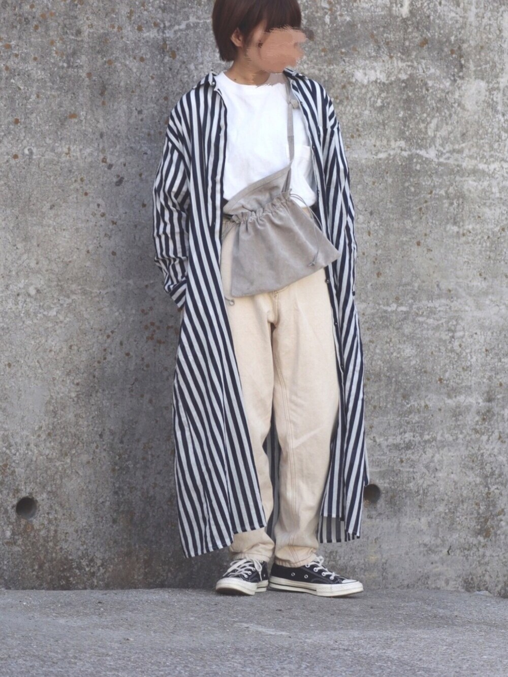 「夏コーデ、カジュアル、低身長、シンプル、ホワイト、ホワイトパンツ、ストライプ、シャツワンピ、白Tシャツ」｜「Chaco closetのインド綿キャンブリック バックプリーツ フレア シャツワンピース（シャツワンピース、ブルー系）」を使った、ともさん（レディース・153cm）の春コーディネートの1枚目の写真
