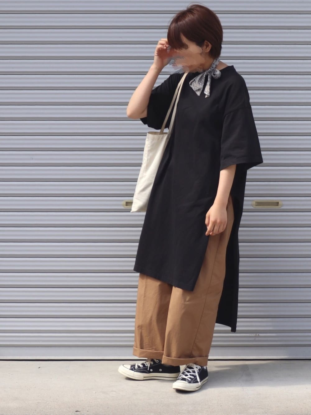 「カジュアルコーデ、シンプルコーデ、休日スタイル、夏、オトナカジュアル、スニーカー、春夏コーデ、スカーフ、ワンピース」｜「JOURNAL STANDARDのクリアジャージークルーネックスリットチュニックプルオーバー◆#（チュニック、ブラック系）」を使った、ともさん（レディース・153cm）の夏コーディネートの1枚目の写真