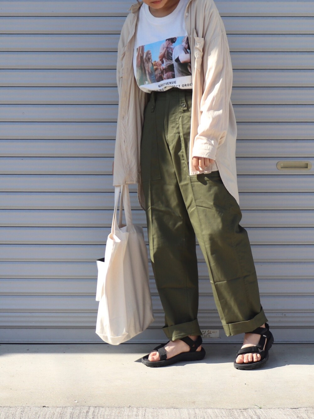 「リラックススタイル、ラフ、カジュアルコーデ、サンダル、シャツスタイル、グラフィックＴ、Tシャツ、ミリタリー、夏、フォトT」｜「LOWRYS FARMのフレンチリネンＣＰＯシャツ　831450（シャツ/ブラウス、ベージュ系）」を使った、ともさん（レディース・153cm）の夏コーディネートの1枚目の写真