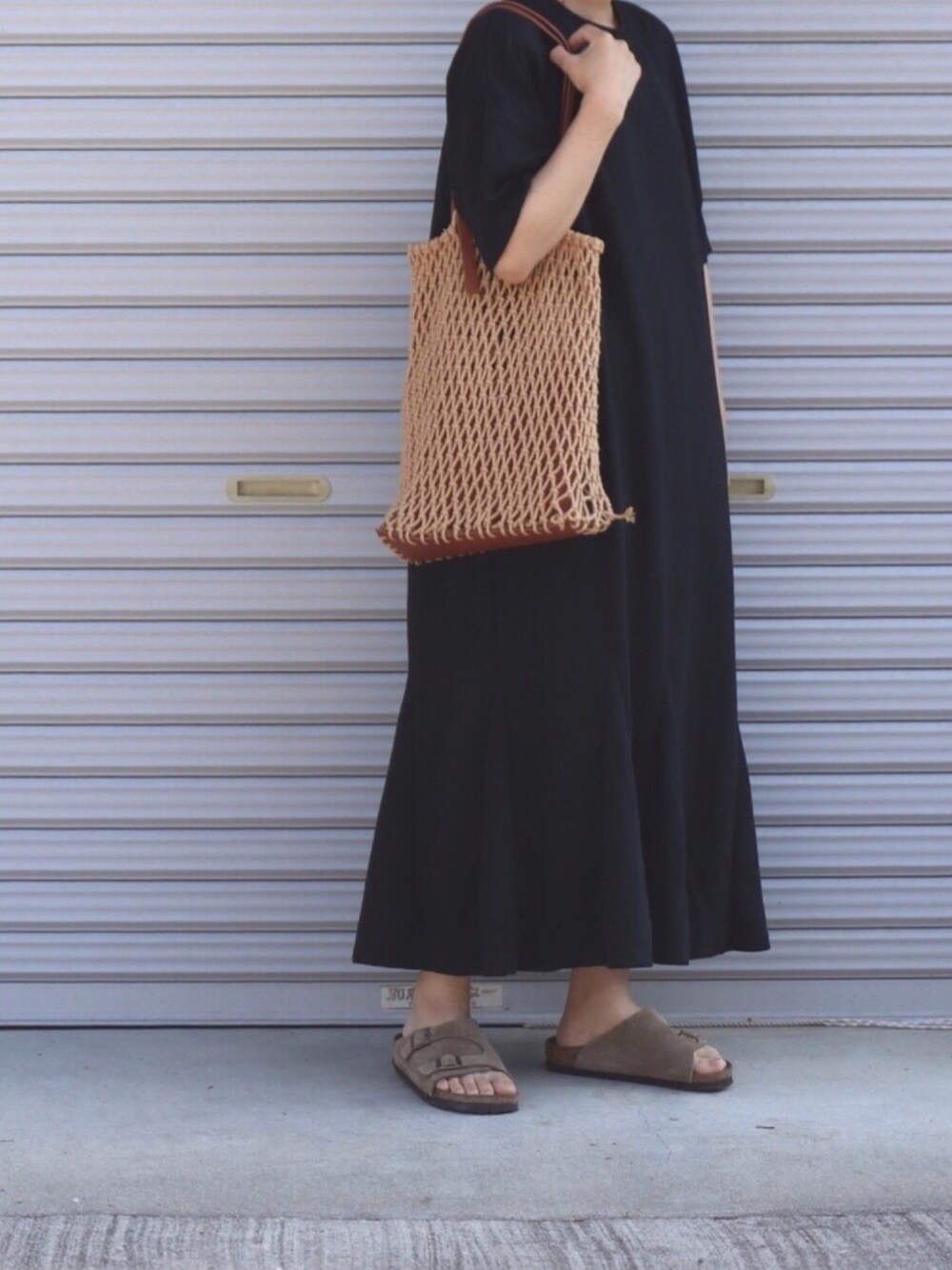 「ラクチンコーデ、夏、シンプル、サンダル、ワンピース、ロングワンピース、夏コーデ、ブラック」｜「Chaco closetのビックシルエットスウェットフレア半袖ワンピース（ワンピース、ブラック系）」を使った、ともさん（レディース・153cm）の夏コーディネートの1枚目の写真