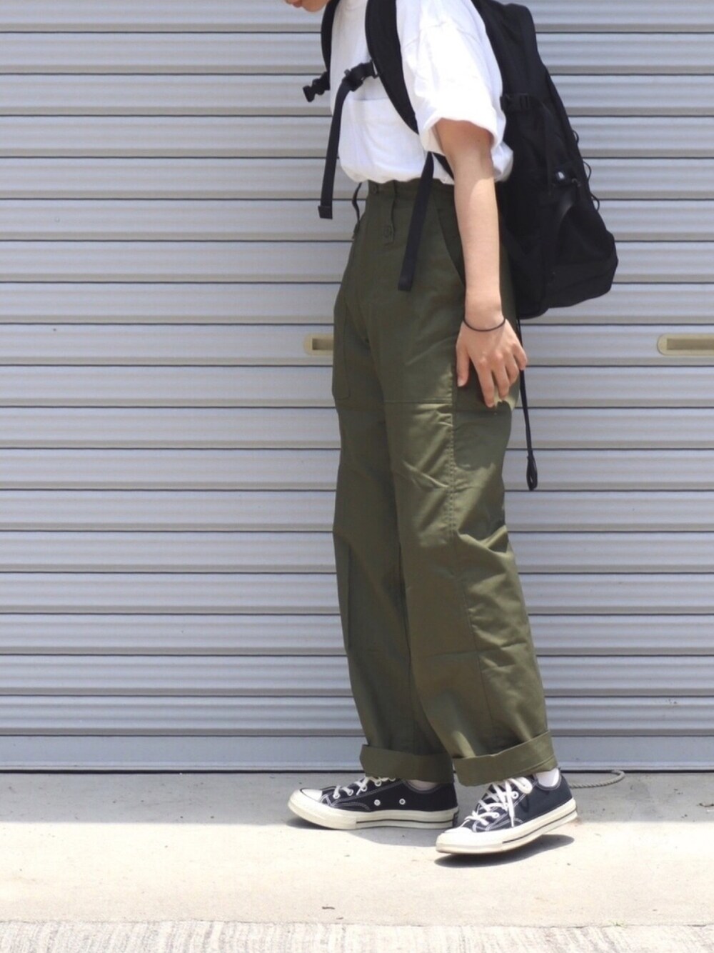 「夏、ラクチンコーデ、シンプル、ミリタリー、軍パン、カジュアル、メンズライク、リュック」｜「UNIQLOのオーバーサイズクルーネックT（半袖）（Tシャツ/カットソー、ホワイト系）」を使った、ともさん（レディース・153cm）の夏コーディネートの1枚目の写真