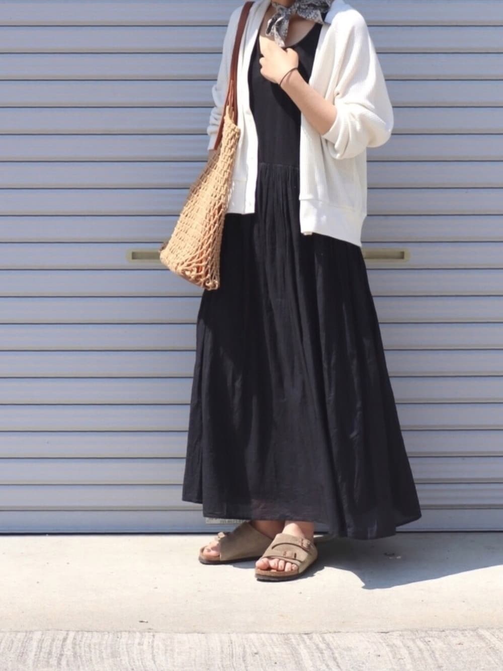 「夏コーデ、オトナ女子、サンダル、ロングワンピース、夏、大人カジュアル、ワンピース、リゾートスタイル、スカーフ、カーディガン」｜「Chaco closetのボリューム サマーワッフルカーディガン（カーディガン/ボレロ、ホワイト系）」を使った、ともさん（レディース・153cm）の夏コーディネートの1枚目の写真