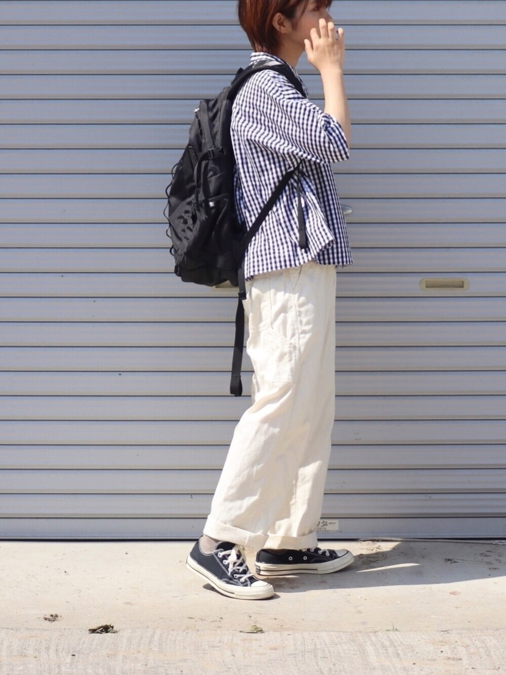 「夏、ラクチンコーデ、モノトーンコーデ、モノトーン、ギンガムチェック、リュック、メンズライク、ホワイトパンツ、オーバーオール」｜「無印良品のブロードギンガムチェック五分袖ブラウス（シャツ/ブラウス、ブラック系）」を使った、ともさん（レディース・153cm）の夏コーディネートの1枚目の写真