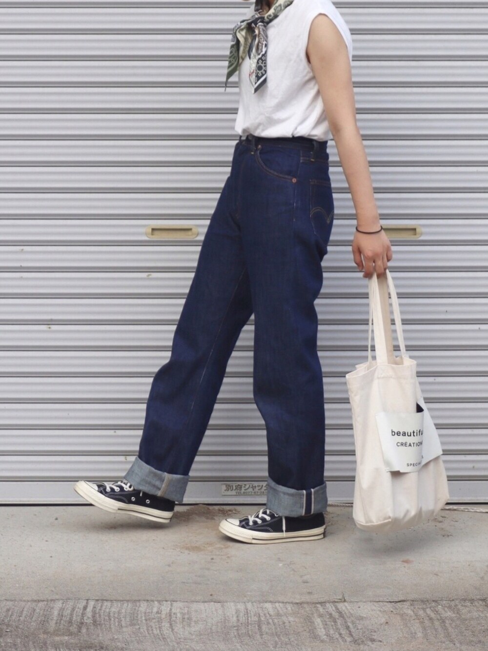 「シンプル、カジュアル、夏、スニーカーコーデ、白Tシャツ、ジーンズ、デニムパンツ、トートバッグ、スカーフ、低身長コーデ」｜「earth music&ecologyのオーガニックコットンノースリーブ ●（Tシャツ/カットソー、ホワイト系）」を使った、ともさん（レディース・153cm）の夏コーディネートの1枚目の写真