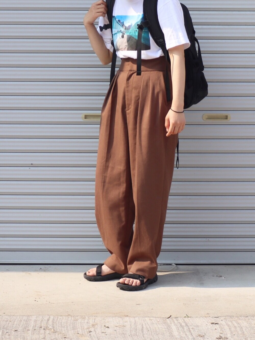 「夏だ！Tシャツ着よう！、シンプル、夏、パンツスタイル、ラフ、Tシャツ、ゆるコーデ、グラフィックＴ、フォトT、メンズライク」｜「AMERICAN RAG CIEのAMERICAN RAG CIE × Fukiharu PHOTO TEE no.4 / アメリカンラグシー×吹春友介 フォトTシャツ（Tシャツ/カットソー、ホワイト系）」を使った、ともさん（レディース・153cm）の夏コーディネートの1枚目の写真