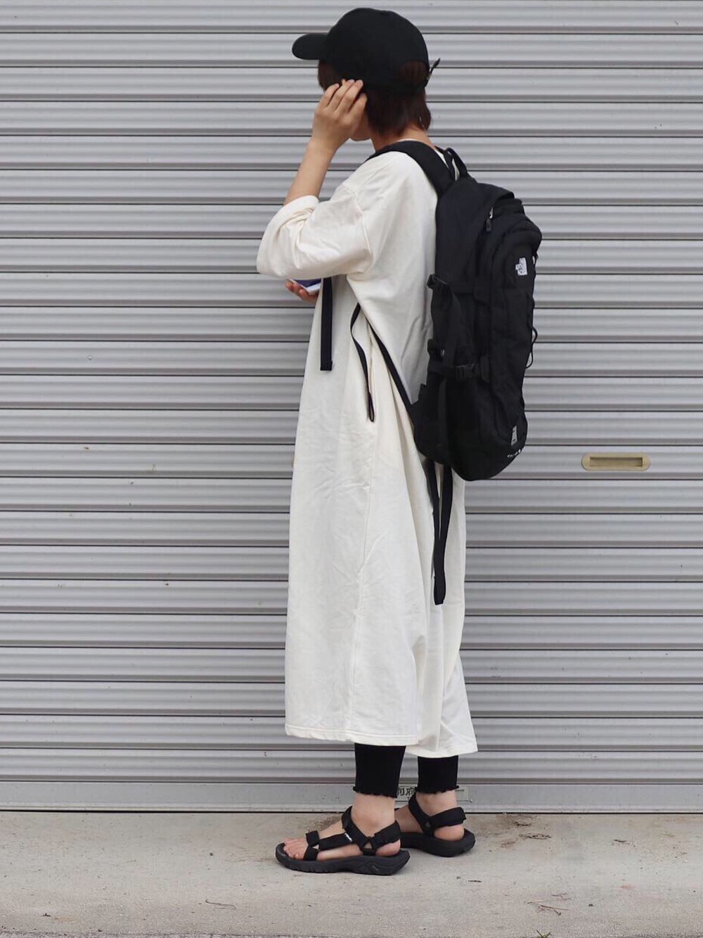 「シンプル、夏、休日スタイル、サンダル、低身長、ワンピース、モノトーン、モノトーンコーデ、カジュアル、リュック」｜「Chaco closetのバルーンスリーブ ポケット付き 7分袖 ミニ裏毛スウェットワンピース（ワンピース、ホワイト系）」を使った、ともさん（レディース・153cm）の夏コーディネートの1枚目の写真